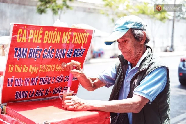 Chuyện đời của người cha sau tấm bảng thông báo đầy tự hào: Vợ mất, phải bán nhà để có tiền cho 2 cô con gái ăn học bên đất Mỹ - Ảnh 1.